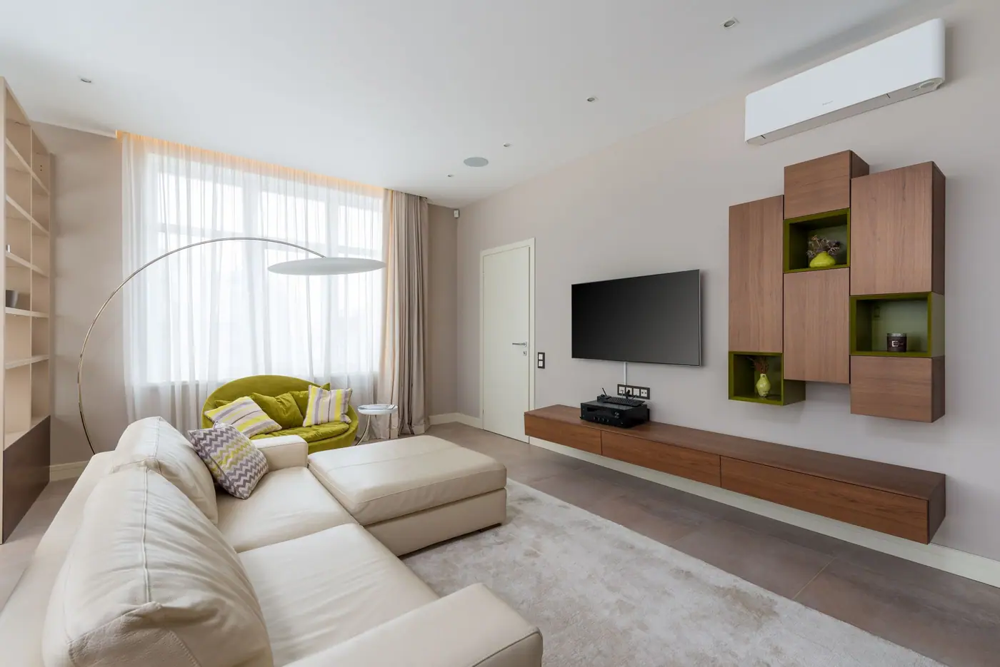 Aydınlık modern salon ve duvarda beyaz duvar tipi klima iç ünitesi